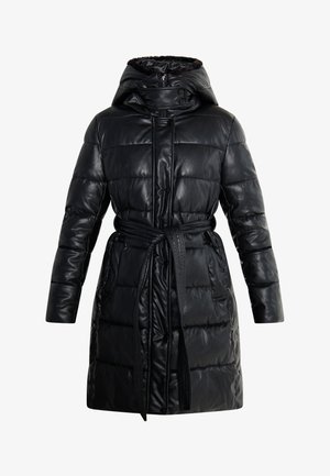 Schwarzer Leder-Puffer-Mantel mit tailliertem Gürtel, Kapuze und Kinnschutz. Er hat gesteppten Bereiche und eine glatte, glänzende Textur.