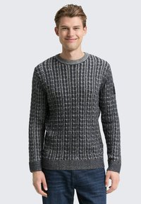 Strickpullover in Dunkelgrau mit hellgrauen vertikalen Streifen. Verf�ügt über einen Rundhalsausschnitt, gerippte Bündchen und Saum sowie ein texturiertes Muster im gesamten Design.