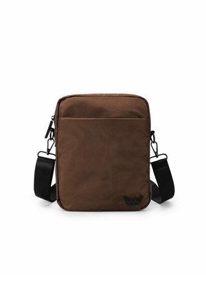 Hnědá crossbody taška vyrobená z látky, s kapsou na zip vpředu, nastavitelným popruhem a logem na dolním pravém rohu.