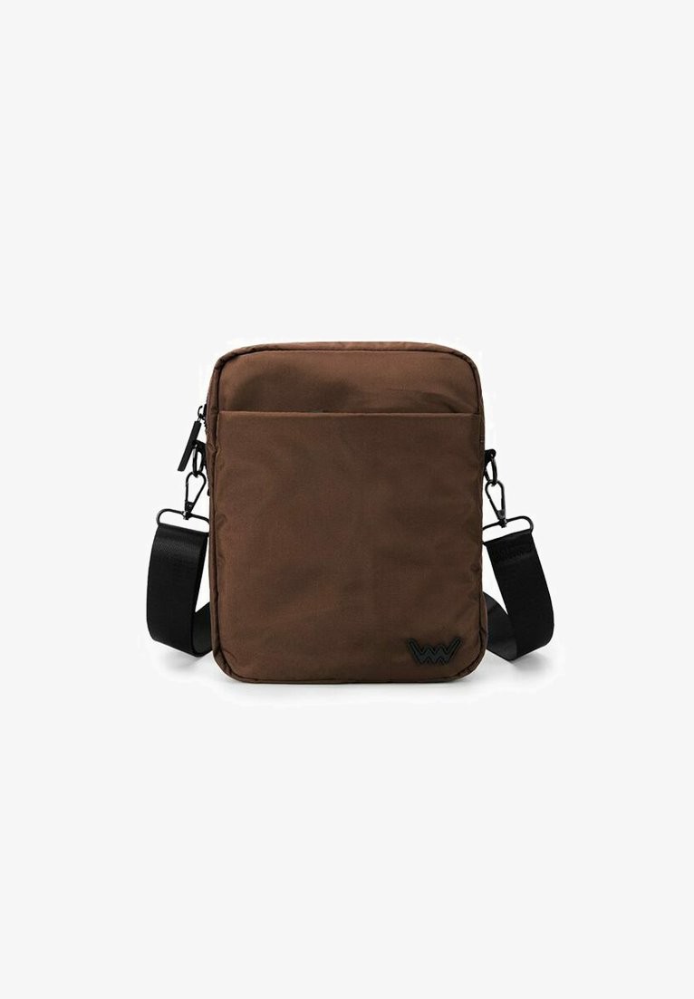 Hnědá crossbody taška vyrobená z látky, s kapsou na zip vpředu, nastavitelným popruhem a logem na dolním pravém rohu.
