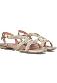 Gouden sandalen met gevlochten beige bandjes en een lage, blokhak. Het ontwerp bevat details van een open teen en een enkelgesp.