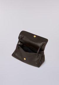 Brązowa skórzana torebka o strukturalnym designie, z dwoma okrągłymi uchwytami i zapięciem na zatrzask w kolorze złotym. Wnętrze jest czarne i bez podszewki.