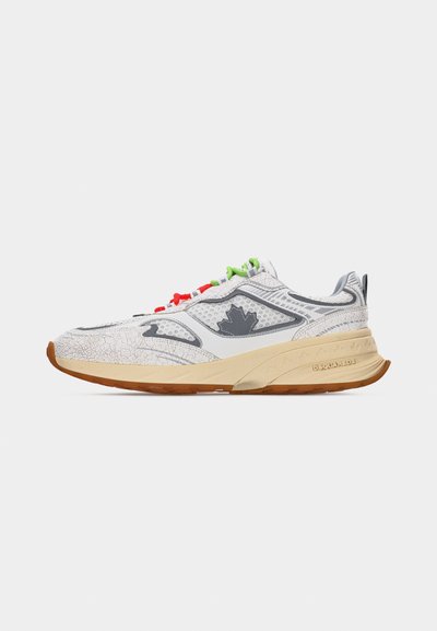 Baskets blanches et grises avec texture craquelée, lacets verts et rouges, semelle beige avec le nom de la marque, et un logo de feuille d'érable sur le côté.