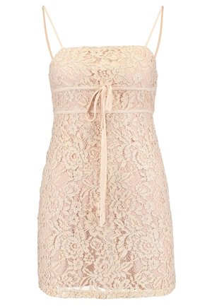 Abito senza maniche in pizzo beige con spalline sottili, motivo floreale e dettaglio di fiocco frontale in vita.