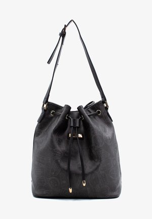 Zwarte emmerhandtas met een gestructureerd oppervlak, trekkoorden als sluiting en een verstelbare schouderriem. Goudkleurige hardware accentueert het ontwerp.