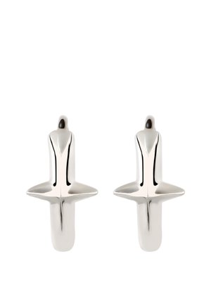 Paar polierte silberne Creolen in Kreuzform mit glatten Oberflächen und abgerundeten Kanten vor weißem Hintergrund.