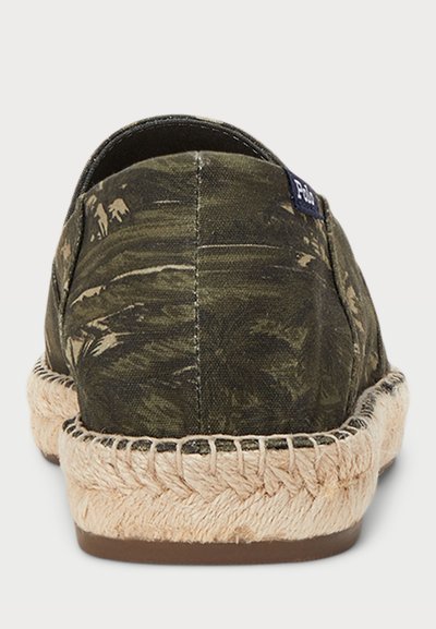 Espadrille-sko med øvre del i mørkegrønn kanvas, naturlig jutesål, avrundet bakdel og dekorativ søm langs kanten.