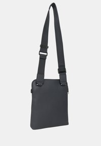 Borsa a tracolla nera elegante realizzata in materiale testurizzato, con tracolla regolabile, chiusura con zip e design minimalista. Forma quadrata compatta.