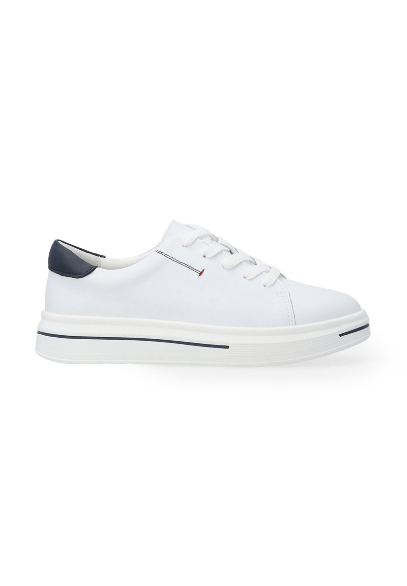 Weißer Sneaker mit glattem Lederobermaterial, runder Zehenpartie, weißen Schnürsenkeln, navyfarbenem Fersenakzent und schwarzem Streifen auf der Sohle.