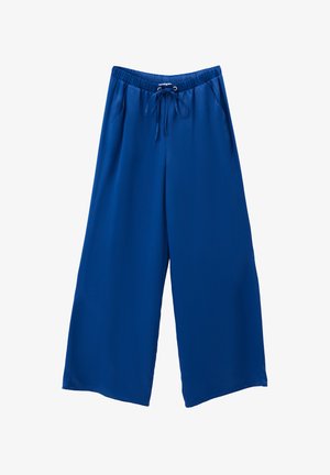 Pantalones de pierna ancha en color azul, confeccionados en una tela suave, con cinturilla elástica, cordón de ajuste y bolsillos laterales para mayor comodidad.