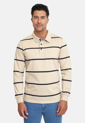 Camisa polo de manga larga beige con rayas horizontales en navy, con tapeta de botones y cuello; presenta un logo bordado en la parte superior del pecho izquierdo.