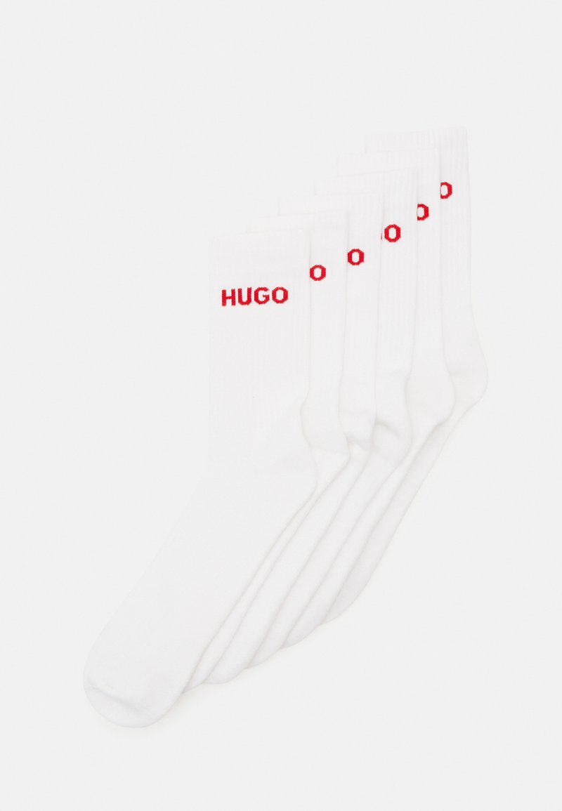 Öt pár fehér pamut zokni, oldalukon piros "HUGO" logóval, bordázott textúrával és standard crew hosszúságú kialakítással.