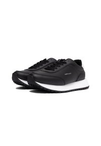 Czarne syntetyczne sneakersy o teksturowanym wykończeniu, z białą podeszwą, czarnymi sznurówkami i subtelnym logo z boku. Okrągły kształt noska.