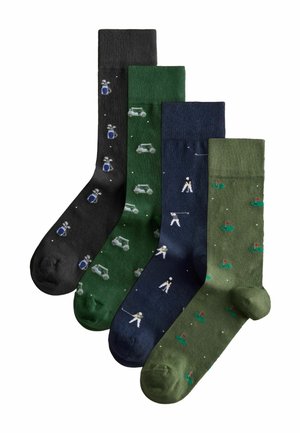 Patru perechi de șosete în negru, verde, bleumarin și măsliniu cu modele tematice de golf: genți, cărucioare, jucători de golf și terenuri de putting cu steaguri.