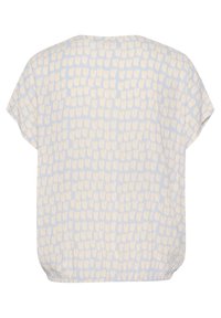Blouse bleu clair avec un motif texturé blanc cassé, à manches courtes et avec un ourlet froncé. Le matériau semble léger et doux.