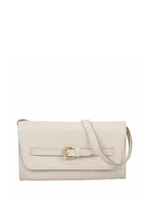 Sac bandoulière en cuir beige avec une lanière à boucle à l'avant et un logo doré "BURKELY", doté d'une bandoulière fine et réglable.