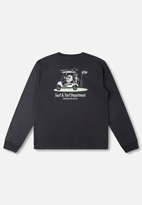 Camiseta negra de manga larga con un gráfico de un esqueleto en un carrito de golf. El texto dice "Surf & Turf Department" en fuente blanca. Material de algodón.