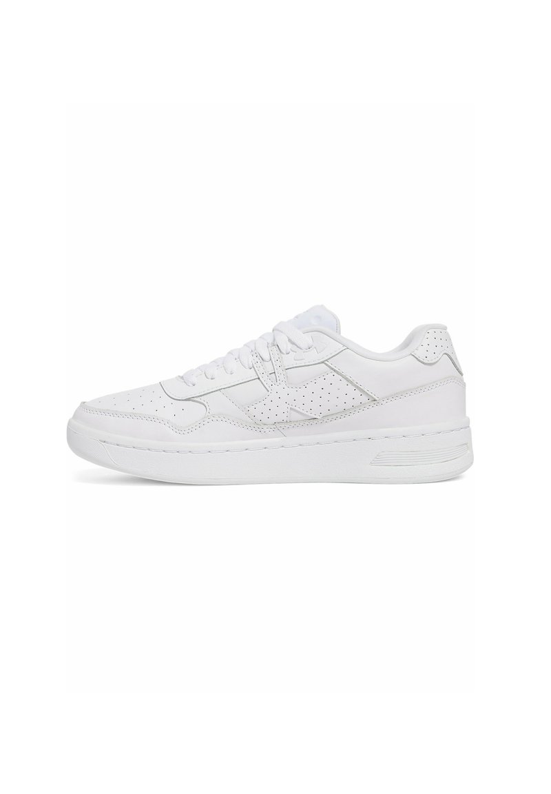 Zapatillas de cuero blancas con acentos perforados, cordones planos, cuello acolchado y una suela gruesa blanca. Diseñadas para uso casual.