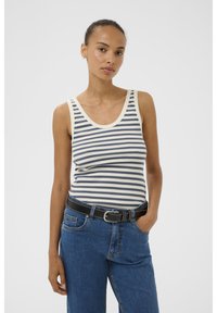 Canotta a righe in misto cotone, con righe orizzontali blu navy e crema. Collo rotondo e spalline larghe, abbinata a jeans blu.