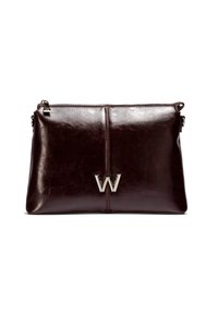 Bolso de mano de cuero marrón oscuro con cierre de cremallera en la parte superior y un logotipo plateado "W" centrado en la parte delantera.