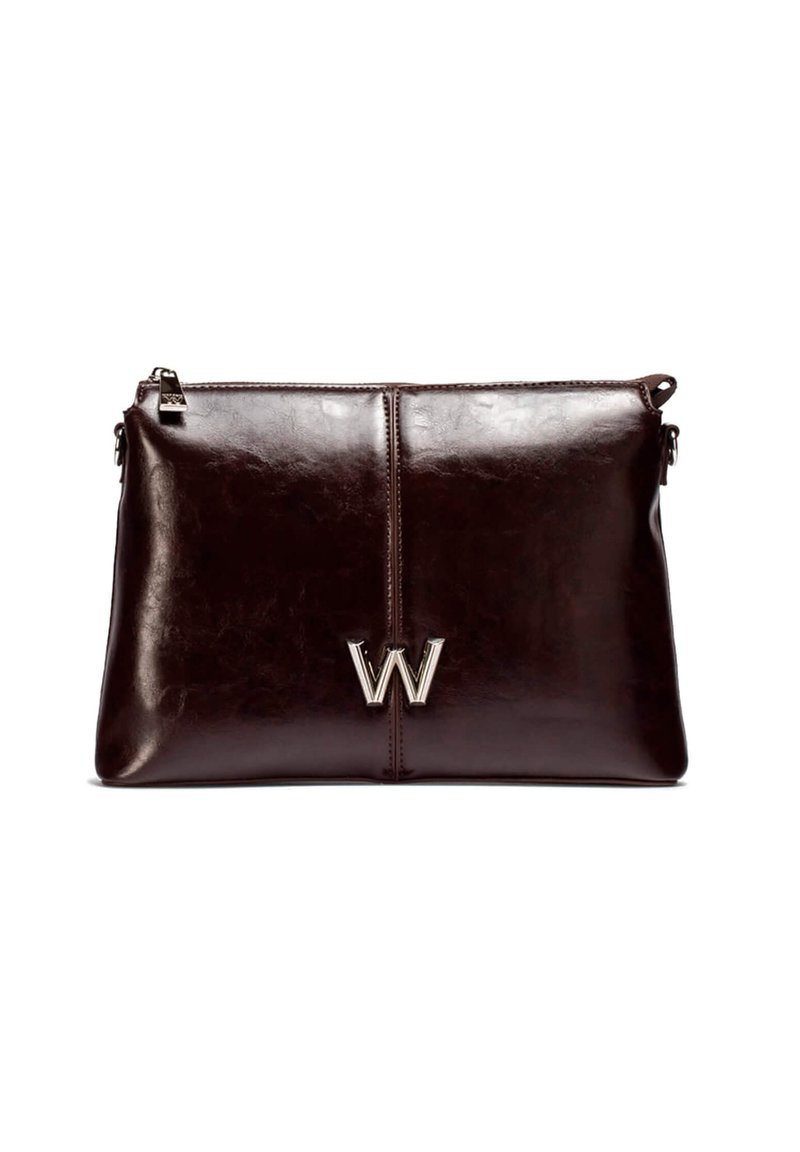Bolso de mano de cuero marrón oscuro con cierre de cremallera en la parte superior y un logotipo plateado "W" centrado en la parte delantera.