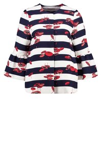 Veste à manches trois-quarts avec des rayures horizontales bleu marine et blanc et un imprimé floral rouge, avec des détails à volants sur les manches.