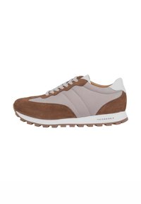 Zapatillas de running marrones y grises con paneles de ante y malla, acentos blancos, punta redonda y suela de goma texturizada con pequeñas protuberancias.