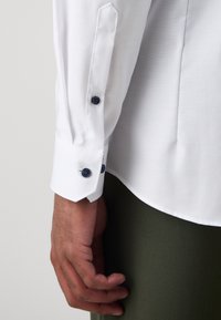 OLYMP No. Six Alkalmi ing - white