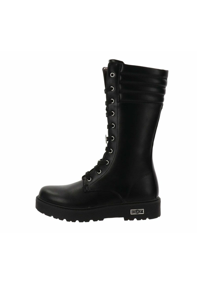 Bota de cuero negra de media pantorrilla con cordones, con cuello acolchado, suela resistente, ojales de metal y un pequeño logotipo rectangular "CULT" en el lateral de la suela.