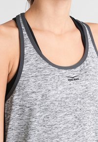 Canottiera grigia da atleta con un motivo melange e rifiniture nere, che presenta un piccolo logo "Venice Beach" sulla parte anteriore.
