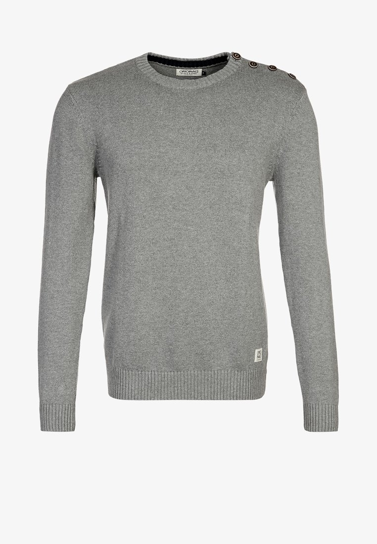 Pull en maille gris à manches longues avec poignets, ourlet côtelés et boutons à l'épaule gauche.
