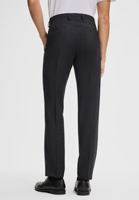 Op maat gemaakte donkergrijze broek met een gladde stofstructuur, voorzien van een platte voorkant, twee achterzakken en een rechte pijp.