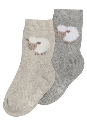 Zwei Paar gestrickte Socken: eine beige mit Schafmuster und eine graue mit einem ähnlichen Design. Weiche Textur, gerippte Bündchen, Knöchelhöhe.