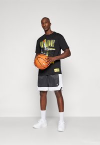 Mitchell & Ness POP PLAYER TEE VINTAGE LOGO - Klubové oblečení - black