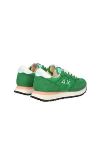 Zelené semišové tenisky s bílými tkaničkami, kontrastním žlutým lemováním a podrážkou s růžovým okrajem. Obsahují boční logo a trojúhelníkový designový detail.