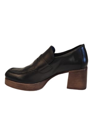 Mocasines de cuero negro con punta redonda y una cinta frontal. Cuentan con un tacón de bloque texturizado en madera. Textura suave y diseño elegante.