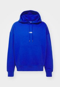 Sweat à capuche bleu vif avec poche avant, cordons et petit logo rectangulaire blanc au centre de la poitrine.