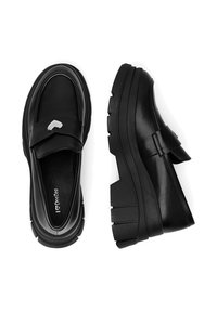 Mocasines negros con plataforma y acabado de cuero suave, con una amplia correa y un acento en forma de corazón plateado. Suela de goma texturizada para mayor agarre.