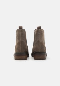 Ruske nubuk ankle boots med en slank design, som har en kort hæl og et træktab bagpå for nem påtagning. Glat tekstur og diskret syning.