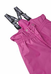 Salopete waterproof roz, cu talie elastică, bretele negre ajustabile cu branding alb și închidere cu fermoar în față.