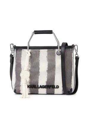 Obdélníková taška přes rameno s vertikálními šedými a bílými pruhy, černým lemováním, kovovými držadly, odnímatelným černým popruhem a bílým střapcem jako ozdobou.