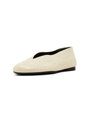 Scarpe piatte beige con un'intaglio a forma di V, superficie testurizzata e finitura lucida. Suola nera con altezza minima. Design liscio ed elegante.