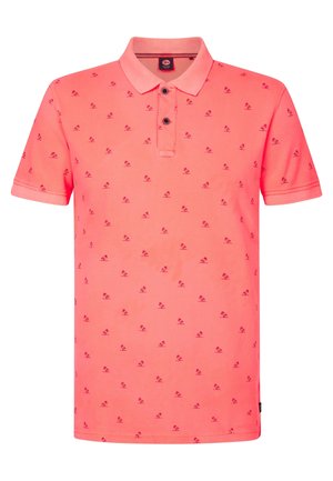 Polo roz corai din bumbac, cu guler cu două butoane, mâneci scurte și un model repetat de flamingo în roz mai închis.