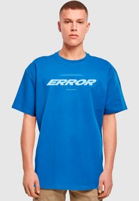 Lyseblå T-shirt med korte ærmer, der har ordet "ERROR" i fed hvid skrift over forsiden og en subtil tekst ovenfor. Glat, bomuldsstof.