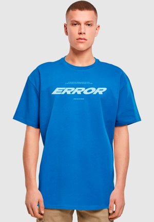 Camiseta azul brillante de manga corta, con la palabra "ERROR" en una fuente blanca en negrita en el frente y un texto sutil arriba. Material suave de algodón.