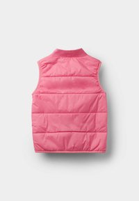 Růžový nahřívací vestu s vysokým límcem, bez rukávů, prošívanou texturou a žebrovanými detaily. Lehký syntetický materiál.