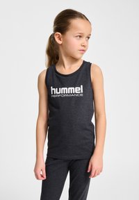 Mörkgrå ärmlös prestanda-topp med rundad halsringning och vitt "hummel PERFORMANCE"-logotyp. Slät tyg, figurnära design, minimal detaljering.