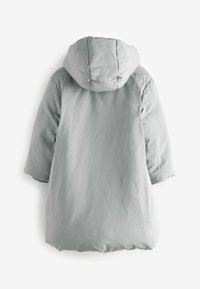 Lichtgrijze pufferjas met een capuchon, voorzien van een gladde textuur en een losse, oversized pasvorm. Eenvoudig ontwerp met korte mouwen en geen zichtbare sluitingen.