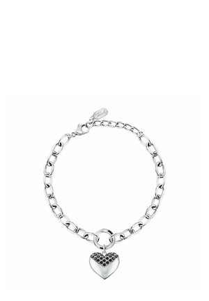 Sølvkædearmbånd med runde led og en hjerteformet vedhæng med et honningkage-mønster på den øverste halvdel.