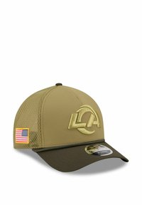 Khakifarbene Baseballmütze mit einem strukturierten Netzrücken, ausgestattet mit einem gestickten Logo in einer helleren Farbe und einer kleinen amerikanischen Flagge an der Seite.